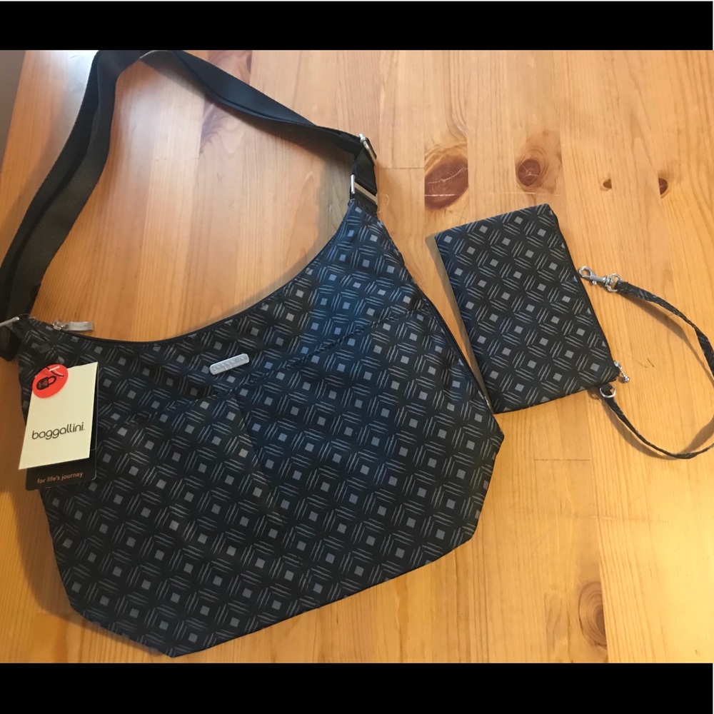 Baggallini bag with removable wristlet
